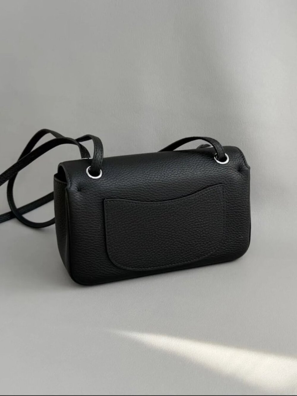 Classic CHANEL Bags: A Stylish and Versatile Choice for Elegance - Picture 3 of 6